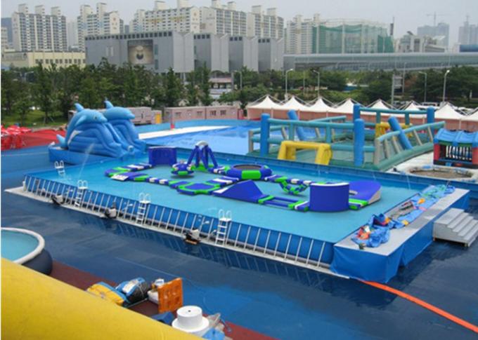 Los parques inflables puestos en unidades del agua de la diversión